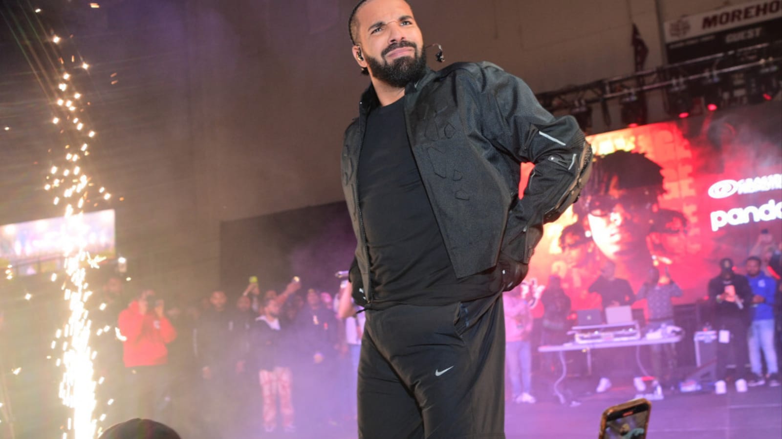 Drake rants about exes during performance