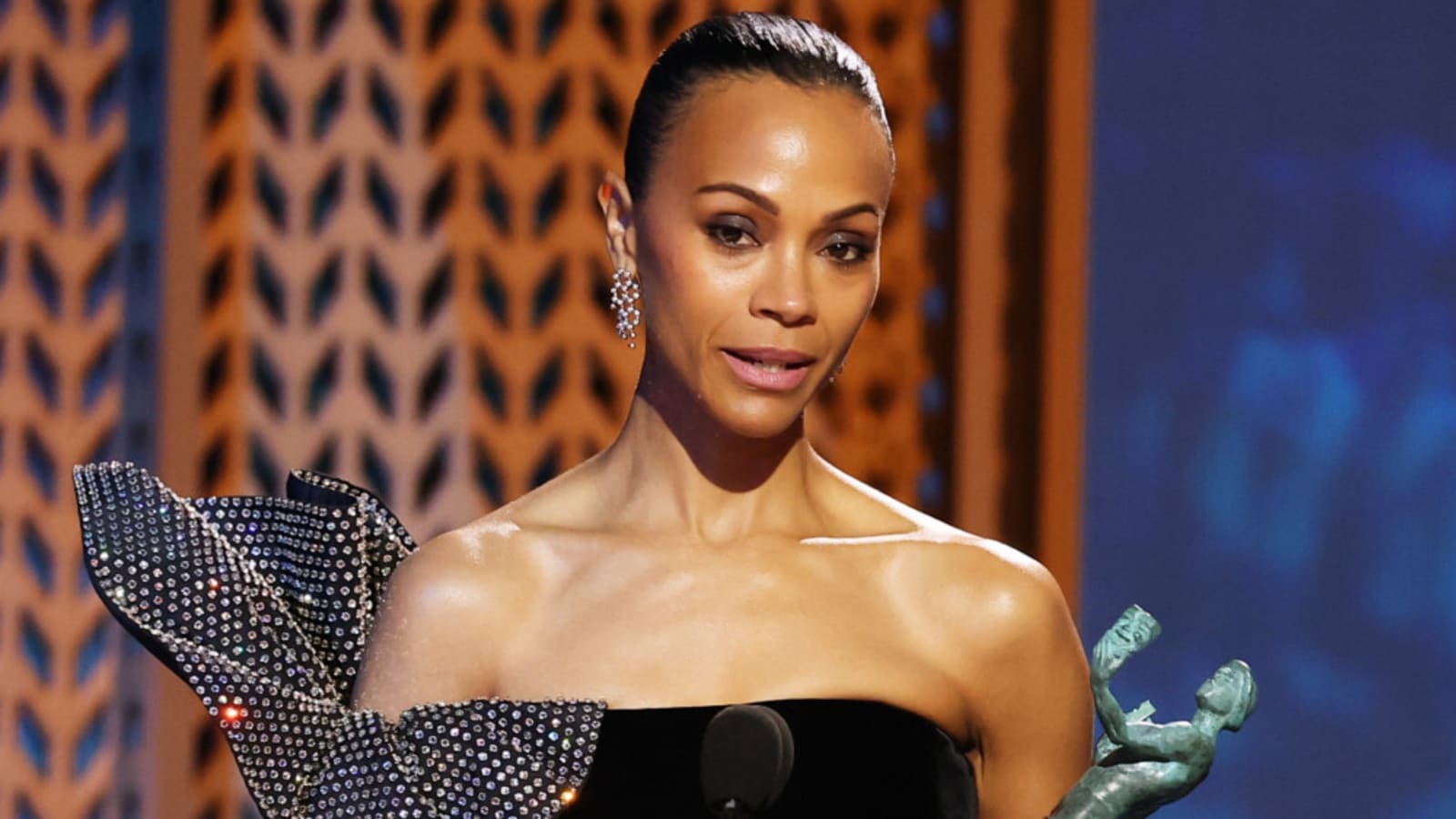 Zoe Saldana refusing to give smart phones to her twins
