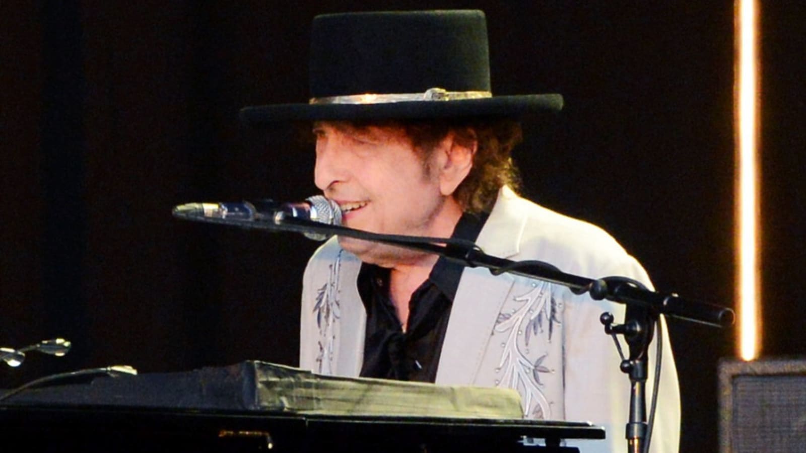 Bob Dylan urges dancer to look at him