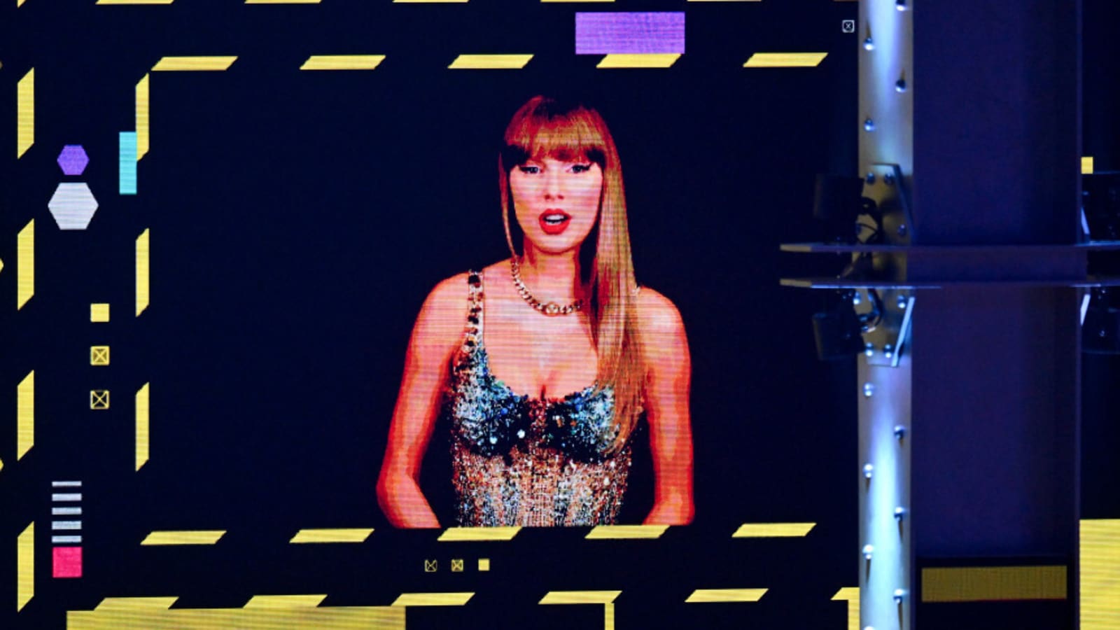 Taylor Swift wins four awards at MTV EMAs