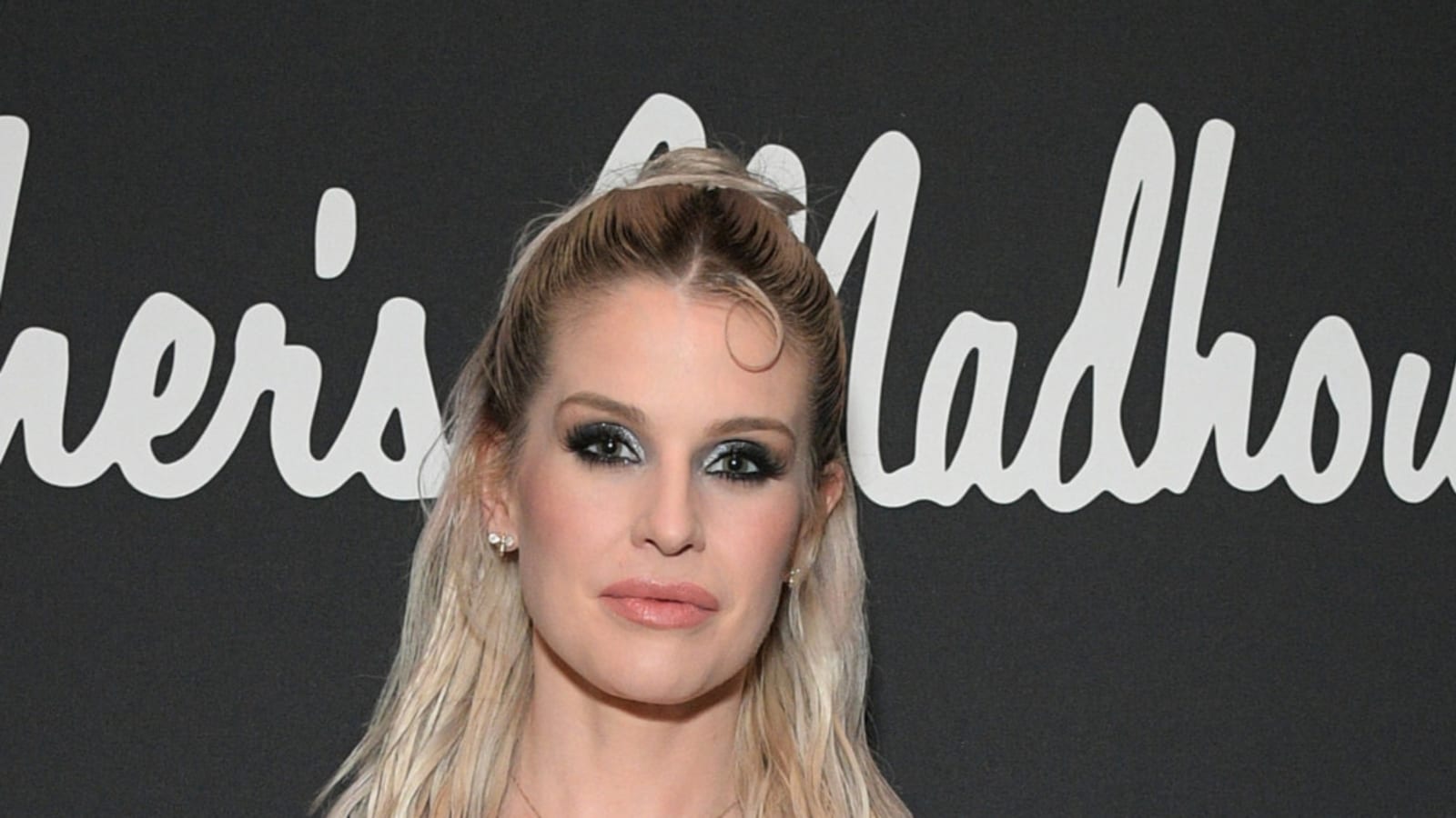 Kelly Osbourne struggling with breathing after &#39;developing pneumonia&#39;