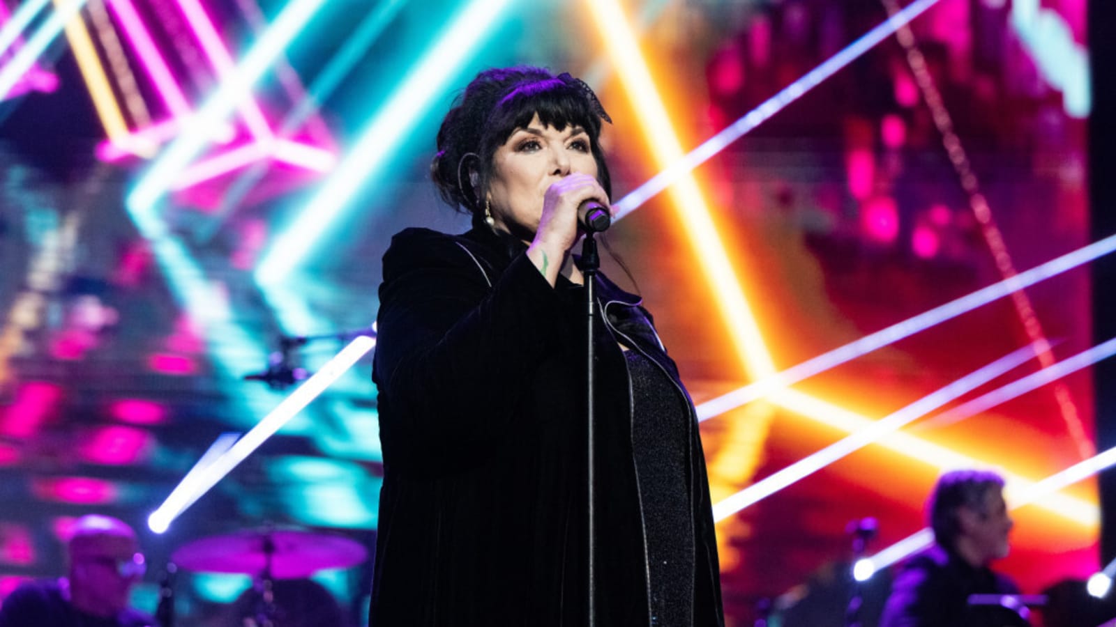 Heart&#39;s Ann Wilson performing in a wheelchair after fall