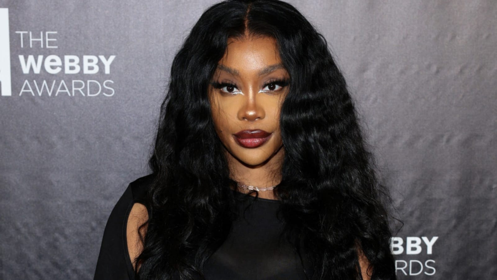 Nature-loving pop star SZA &#39;talks to plants&#39;