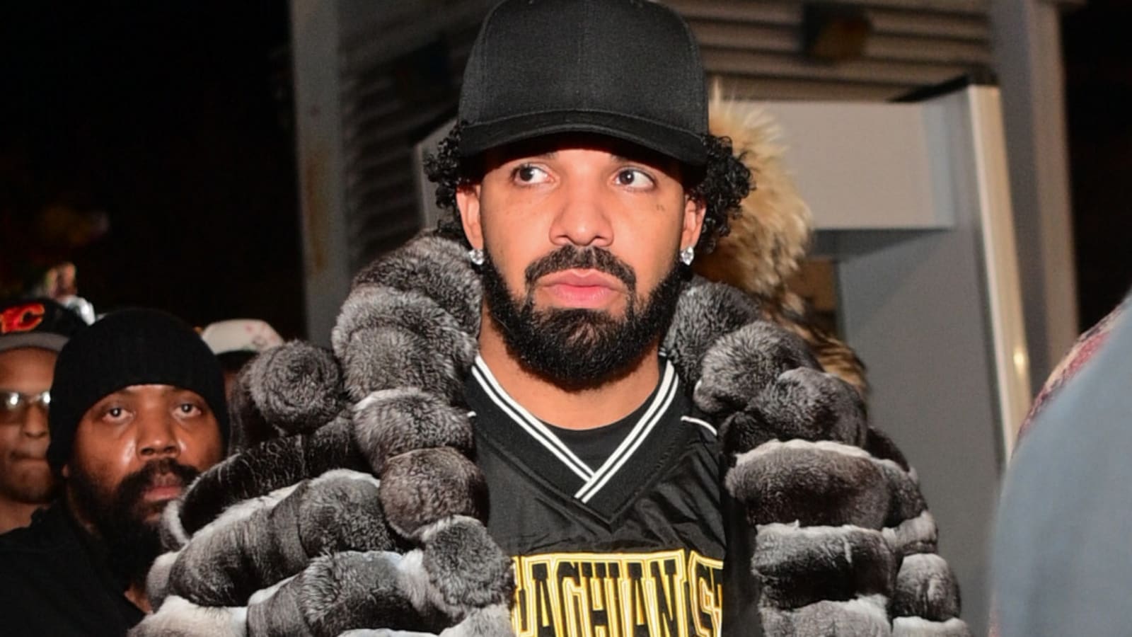 Generous Drake gives 30k to pregnant fan