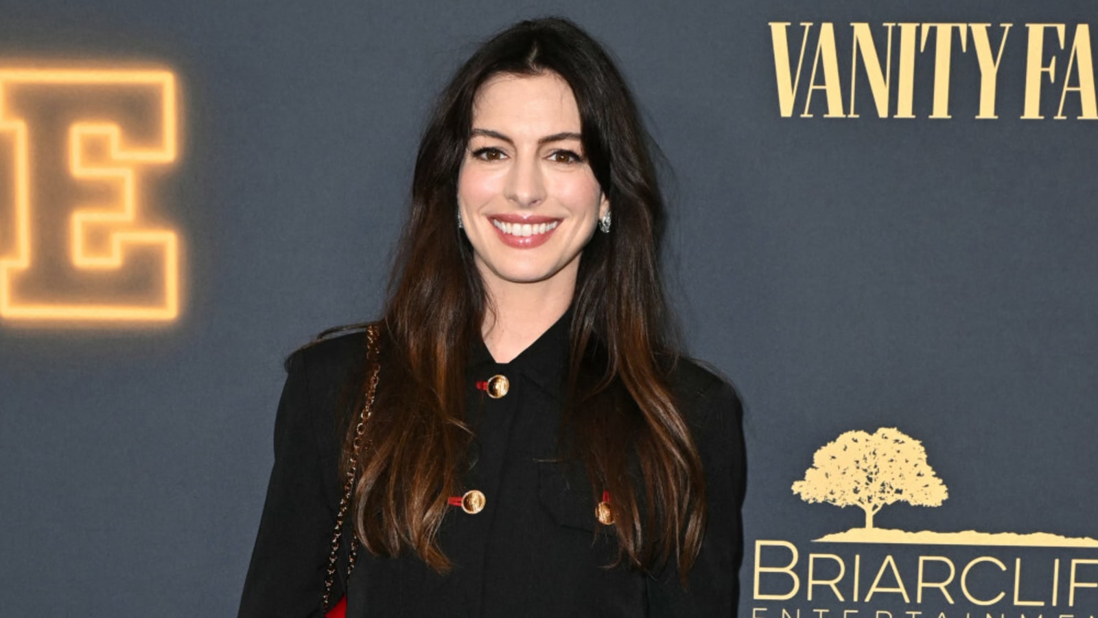 Anne Hathaway I'm desperate to make a Christmas movie Yardbarker(00)