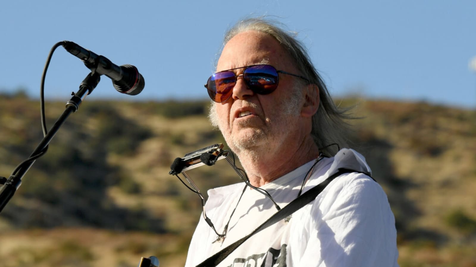 Neil Young &#39;keen to play Glastonbury 2025&#39;