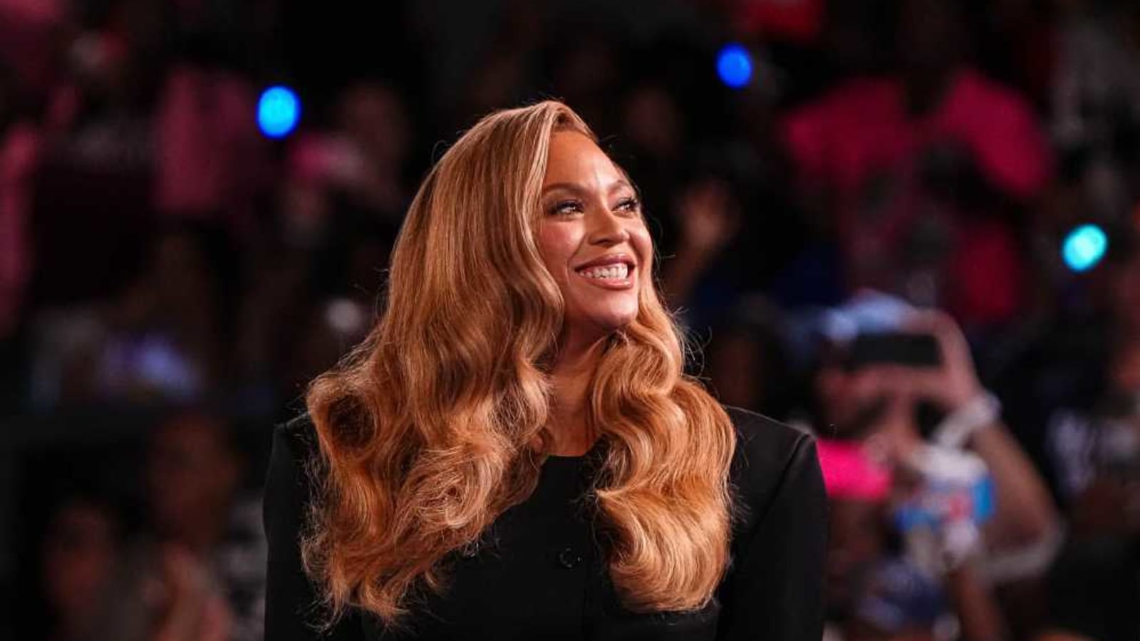 Jokes Are Pouring In Over Beyoncé&#39;s Gesture During NFL Halftime Performance