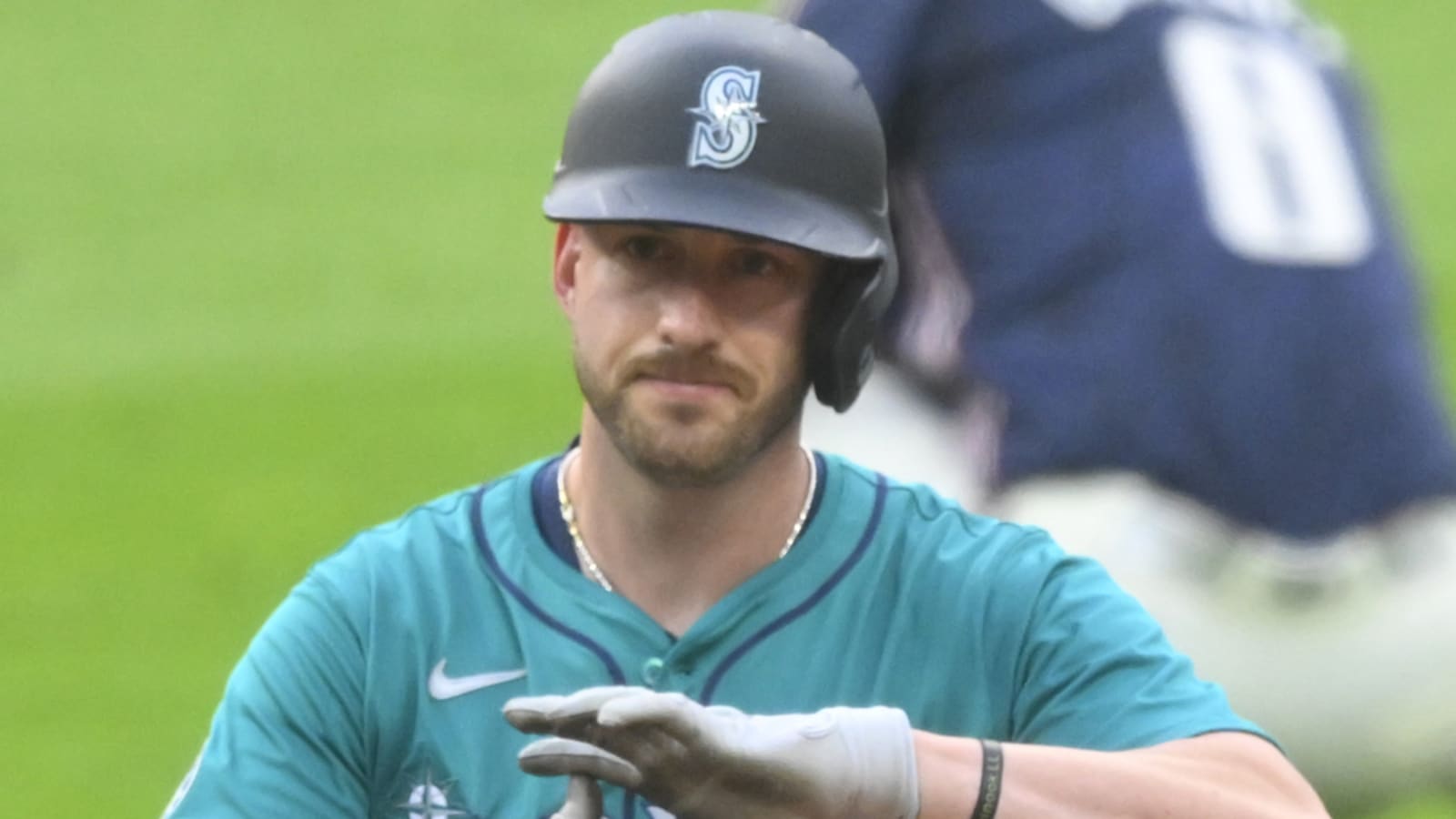 Mariners catcher hit by pitch on wrist