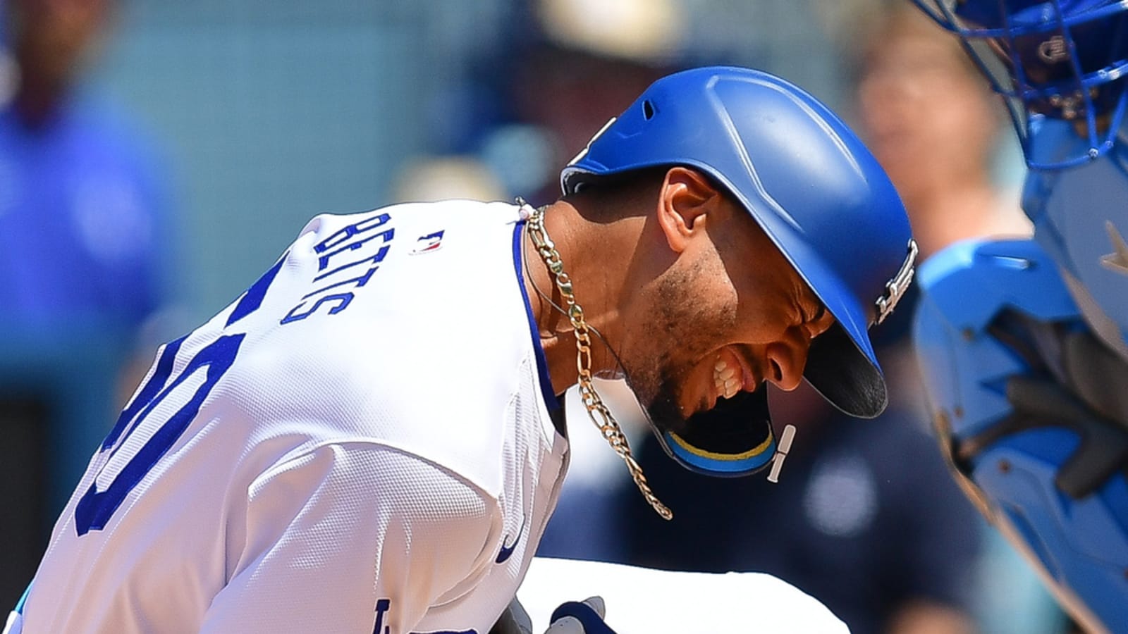 Watch: Dodgers' Betts leaves game after taking pitch to hand