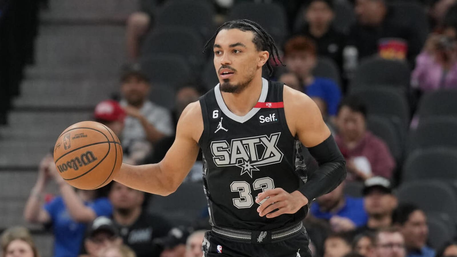 Spurs re-signing free-agent guard