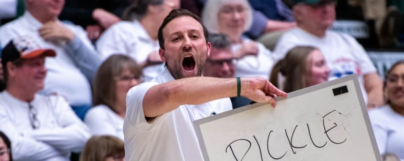 Former March Madness hero lands college HC job