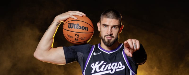 Lakers bring in veteran center to try to fill Anthony Davis void