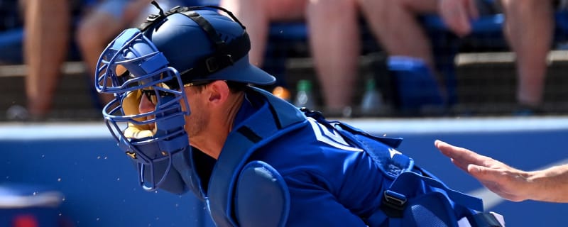 Marlins reunite with veteran catcher on minors pact