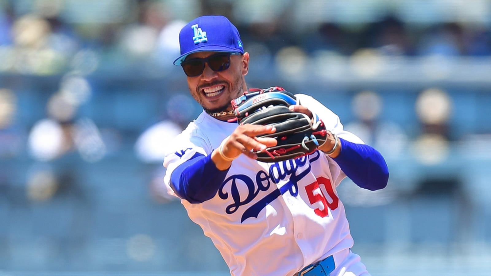 Will Mookie Betts' return make Dodgers a bigger World Series favorite?