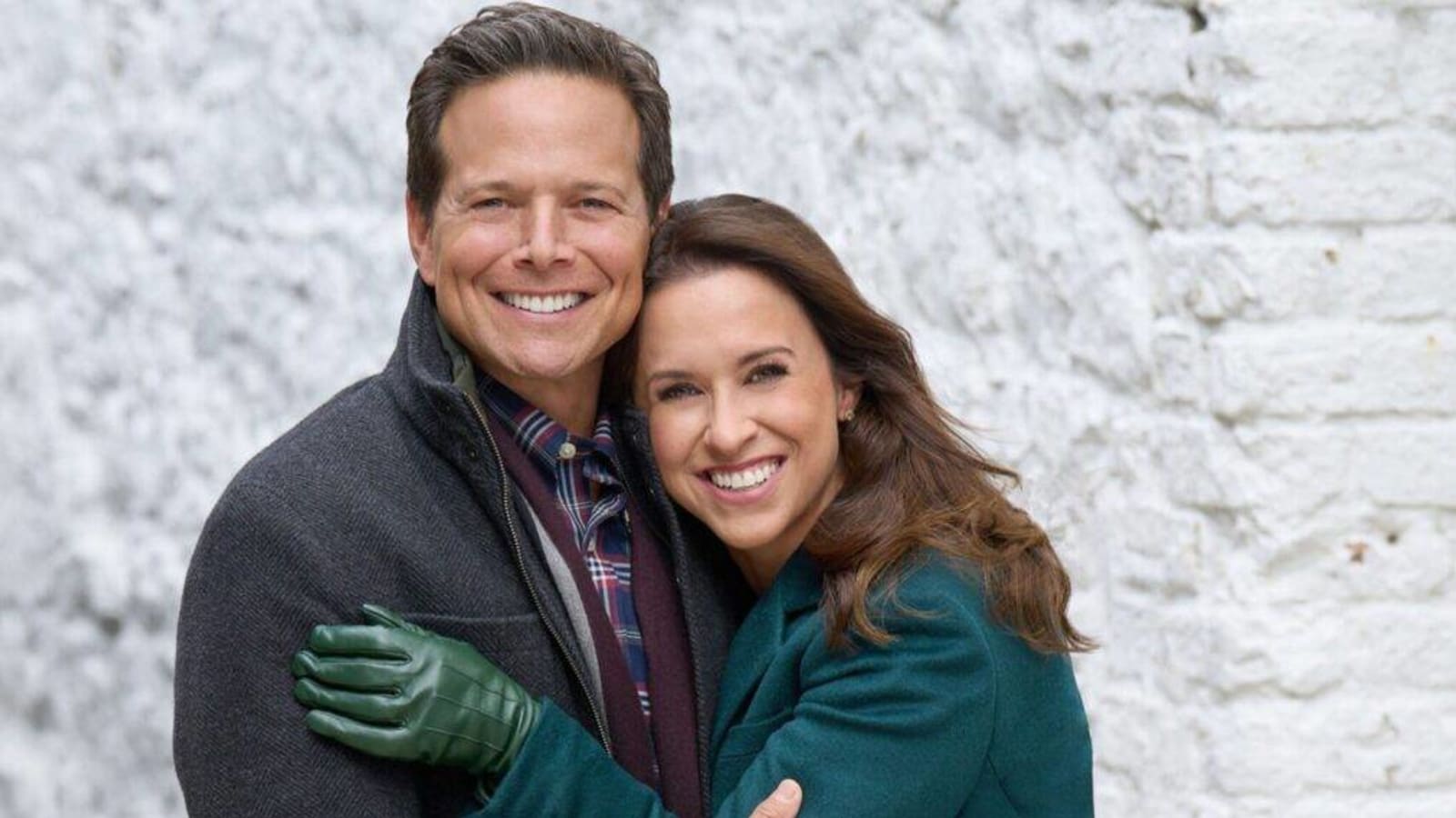 ‘A Merry Scottish Christmas’ Stages ‘Party of Five’ Reunion With Lacey Chabert & Scott Wolf