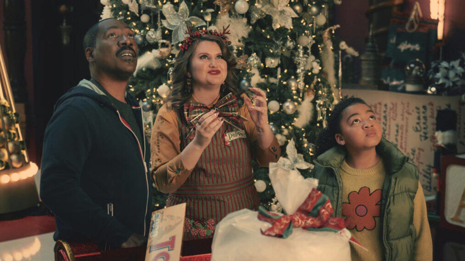‘Candy Cane Lane’ Boss on Jillian Bell’s Vengeful Elf in Eddie Murphy Holiday Comedy