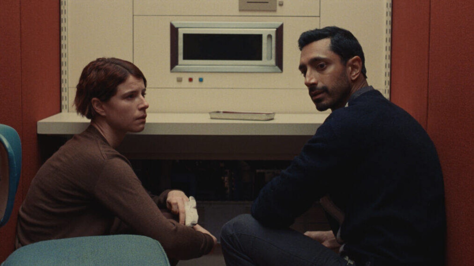 ‘Fingernails’: Jessie Buckley & Riz Ahmed on Getting Love Down to a Science in Futuristic Film