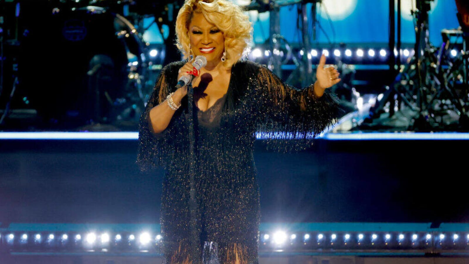 See Patti LaBelle Forget Lyrics as Tina Turner Tribute Goes Wrong (VIDEO)