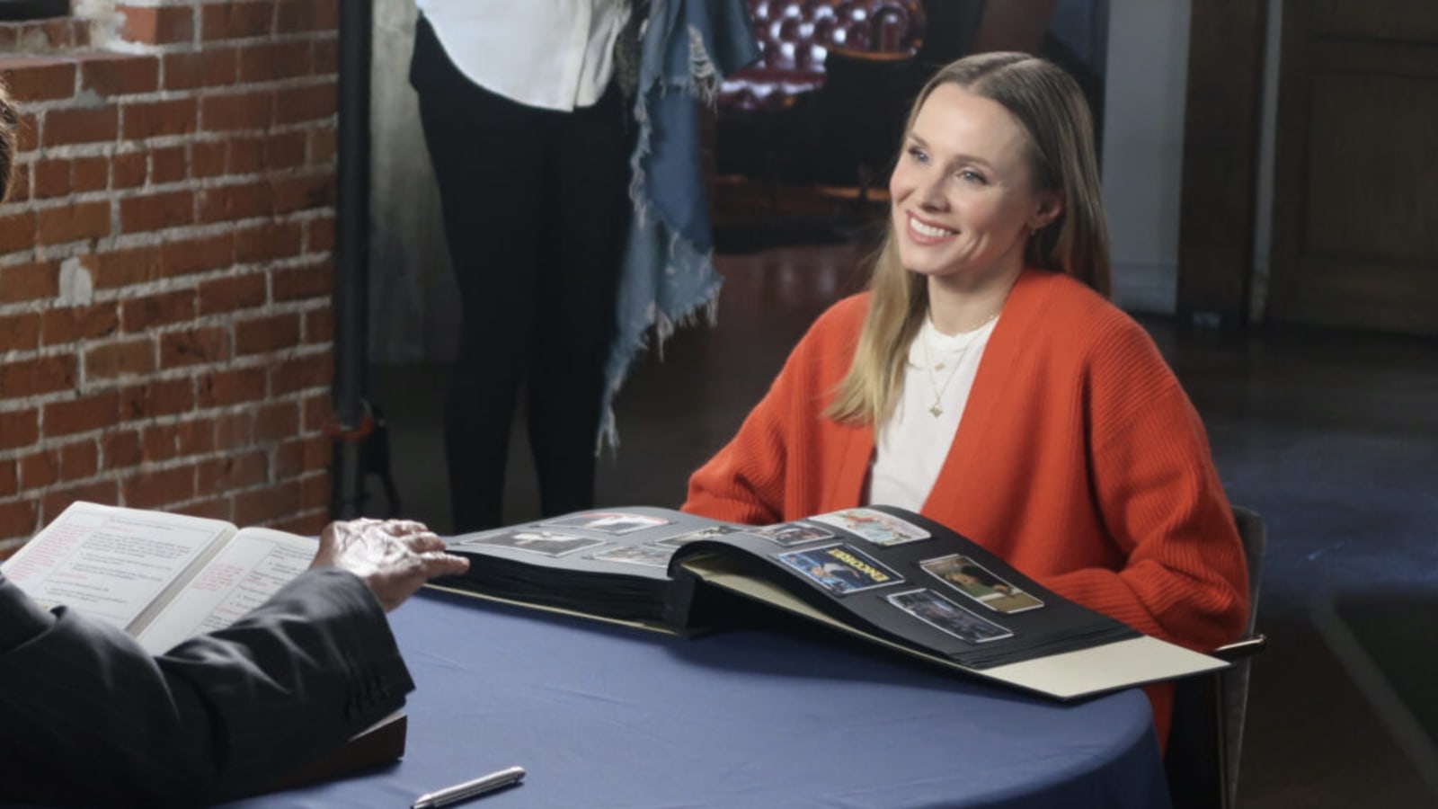 Kristen Bell Brought to Tears by Grandfather’s WWII Heroism on ‘Finding Your Roots’ (Video)