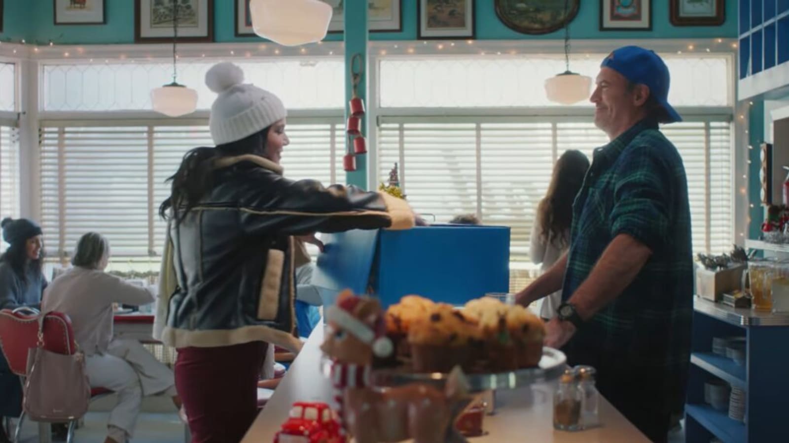 ‘Gilmore Girls’ Reunion: Luke Gives Lorelai the Gift of Coffee in New Holiday Ad (Video)