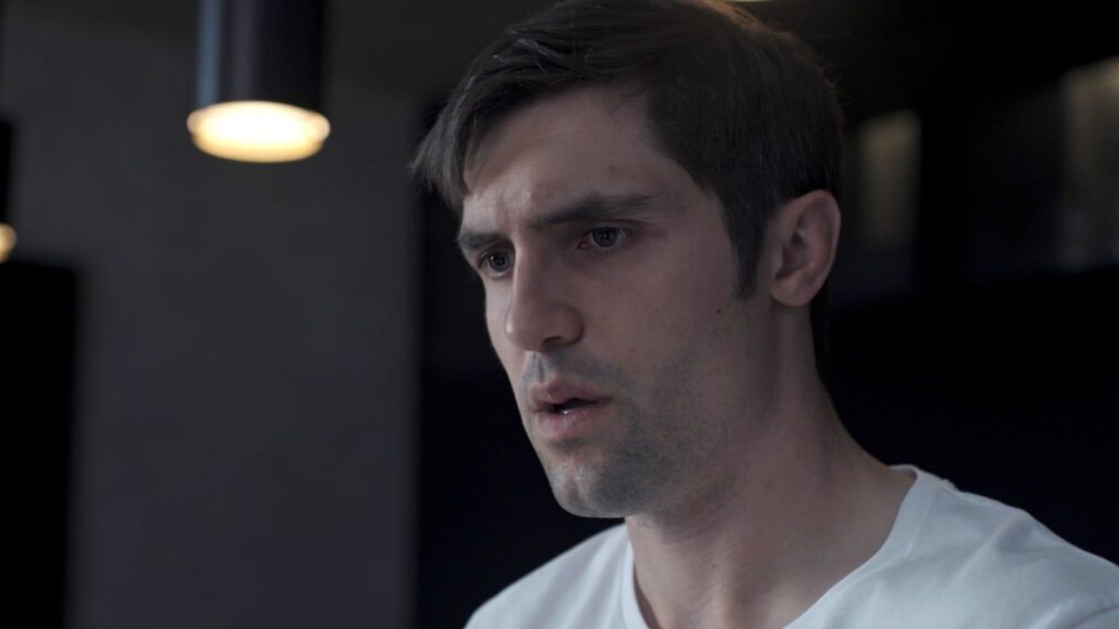 ‘Surface’: Phil Dunster Talks Quinn’s Conflicted Emotions About Sophie Being His Sister