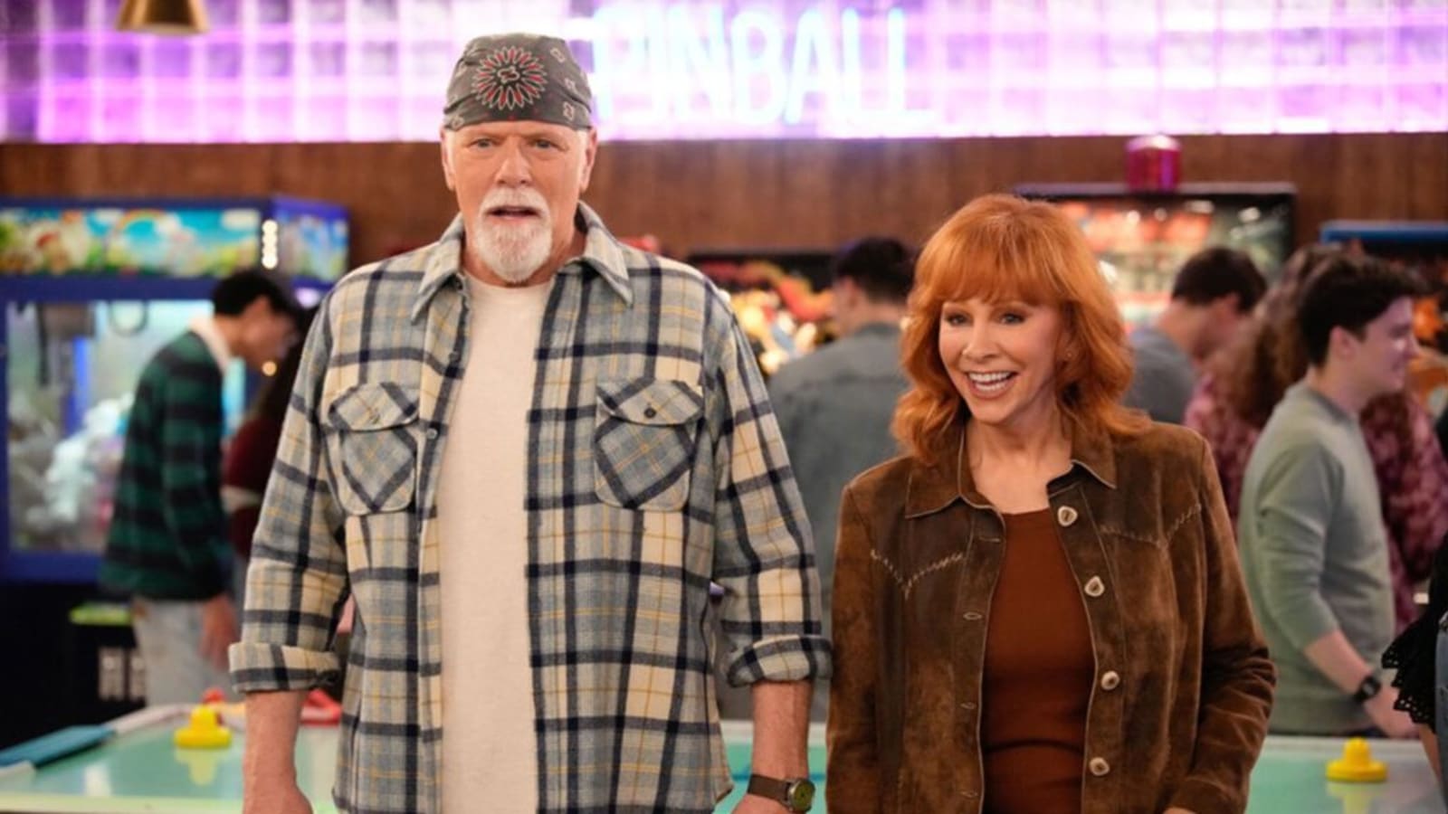 ‘Happy’s Place’ Boss on Setting Up Bobbie & Emmett’s Future Romance With Finale