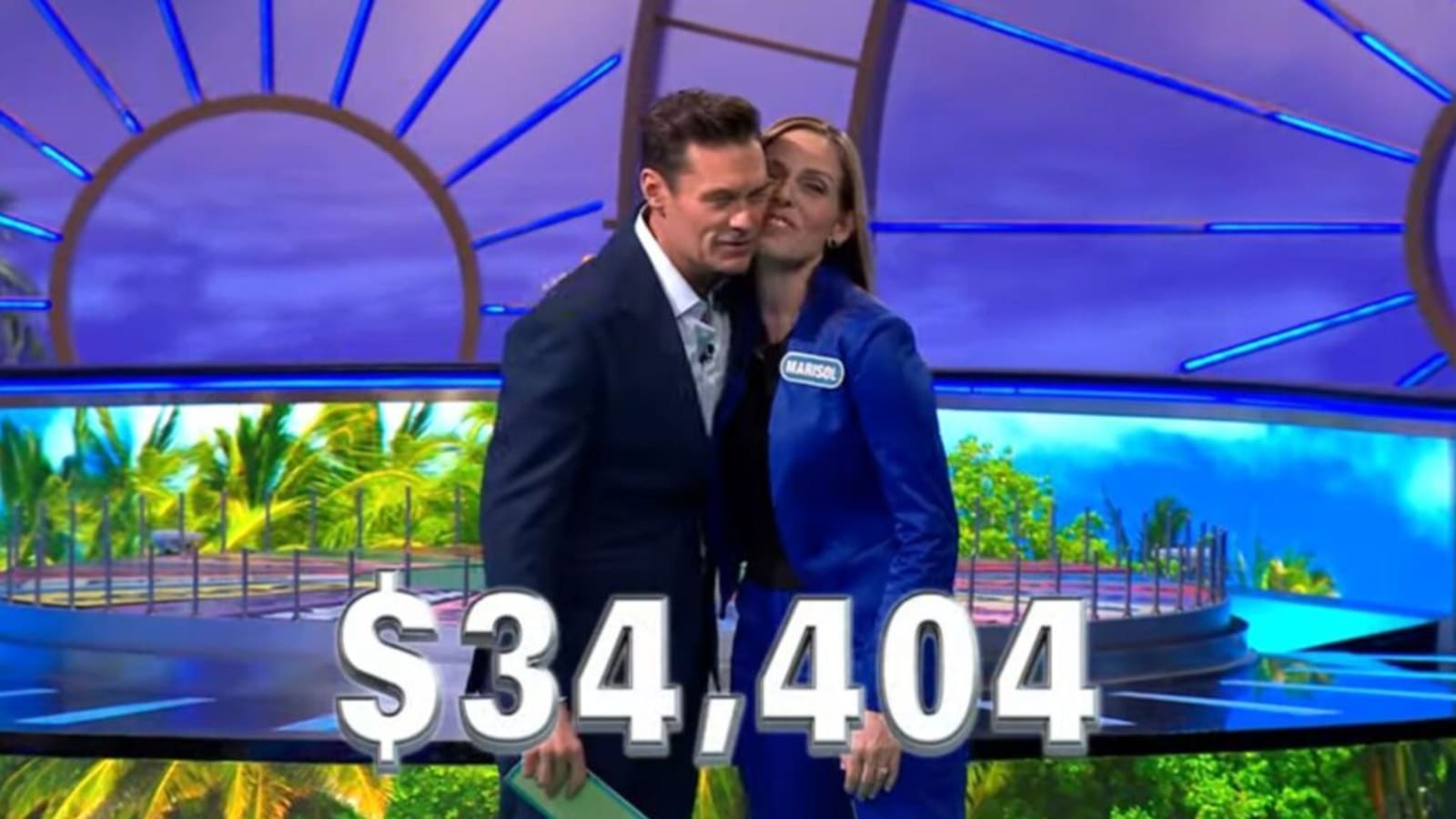 Wheel of Fortune’: Weiner Dog-Loving Mom Kisses Ryan Seacrest After Losing Bonus Puzzle