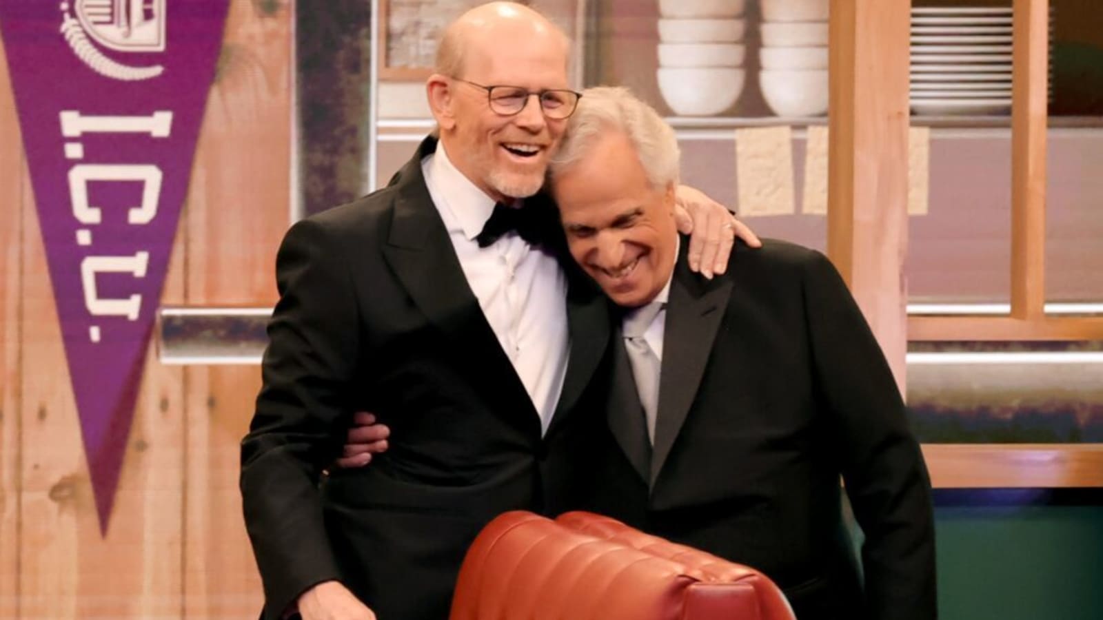 See ‘Happy Days’ Stars Ron Howard & Henry Winkler Reunite at 2024 Emmys(01)