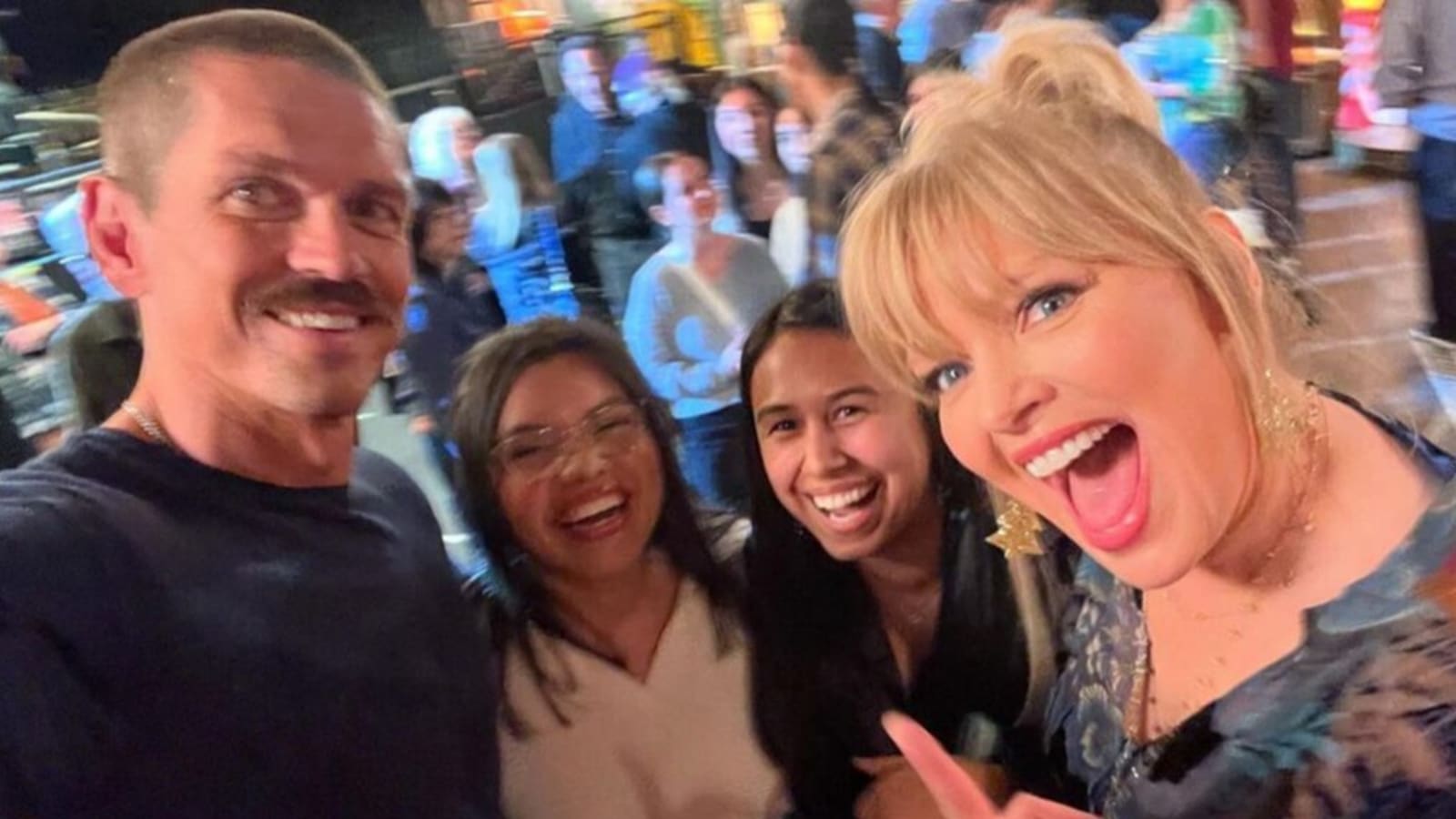 ‘Happy’s Place’: See Steve Howey Reunite With ‘Reba’ Costars Behind the Scenes (PHOTO)
