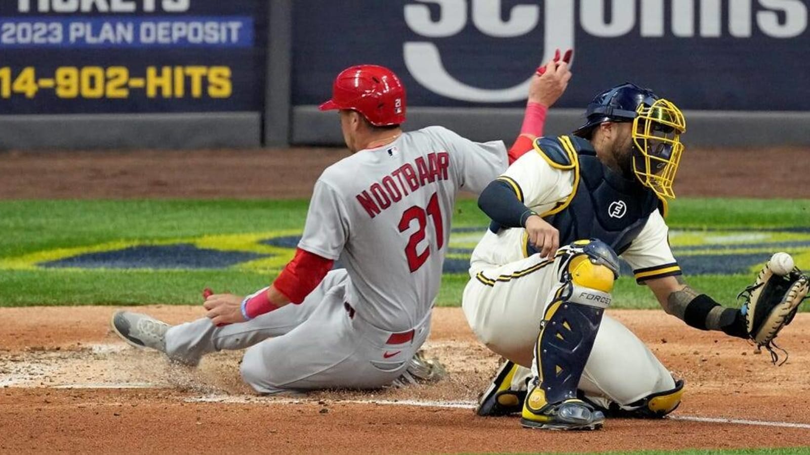 Cardinals beat Brewers to win NL Central