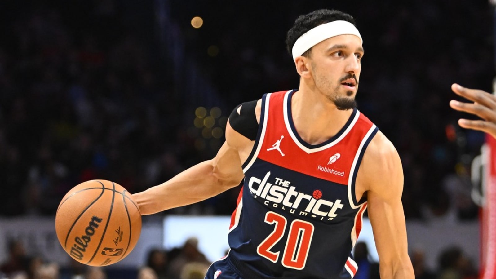 Knicks round out roster with sharpshooting specialist