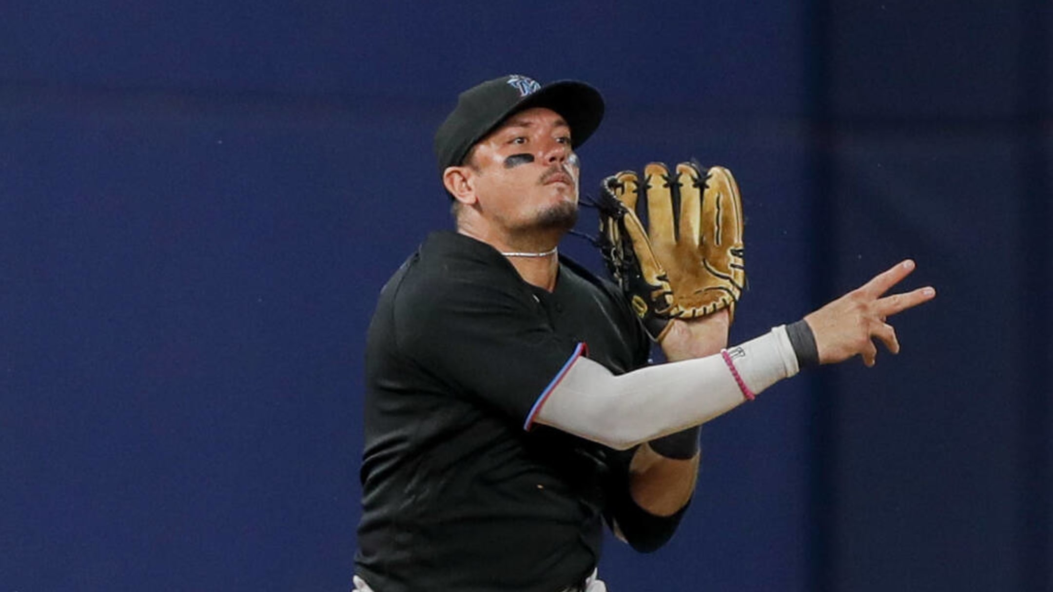 Marlins trade shortstop Miguel Rojas to Dodgers for prospect