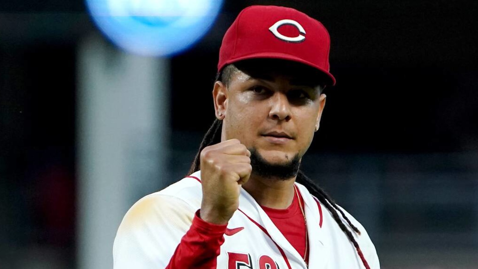 Mariners acquire Luis Castillo from Reds for prospect package including Noelvi Marte