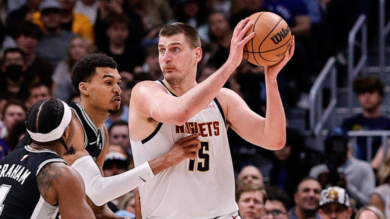Watch Nikola Jokic makes insane full court assist in Nuggets win