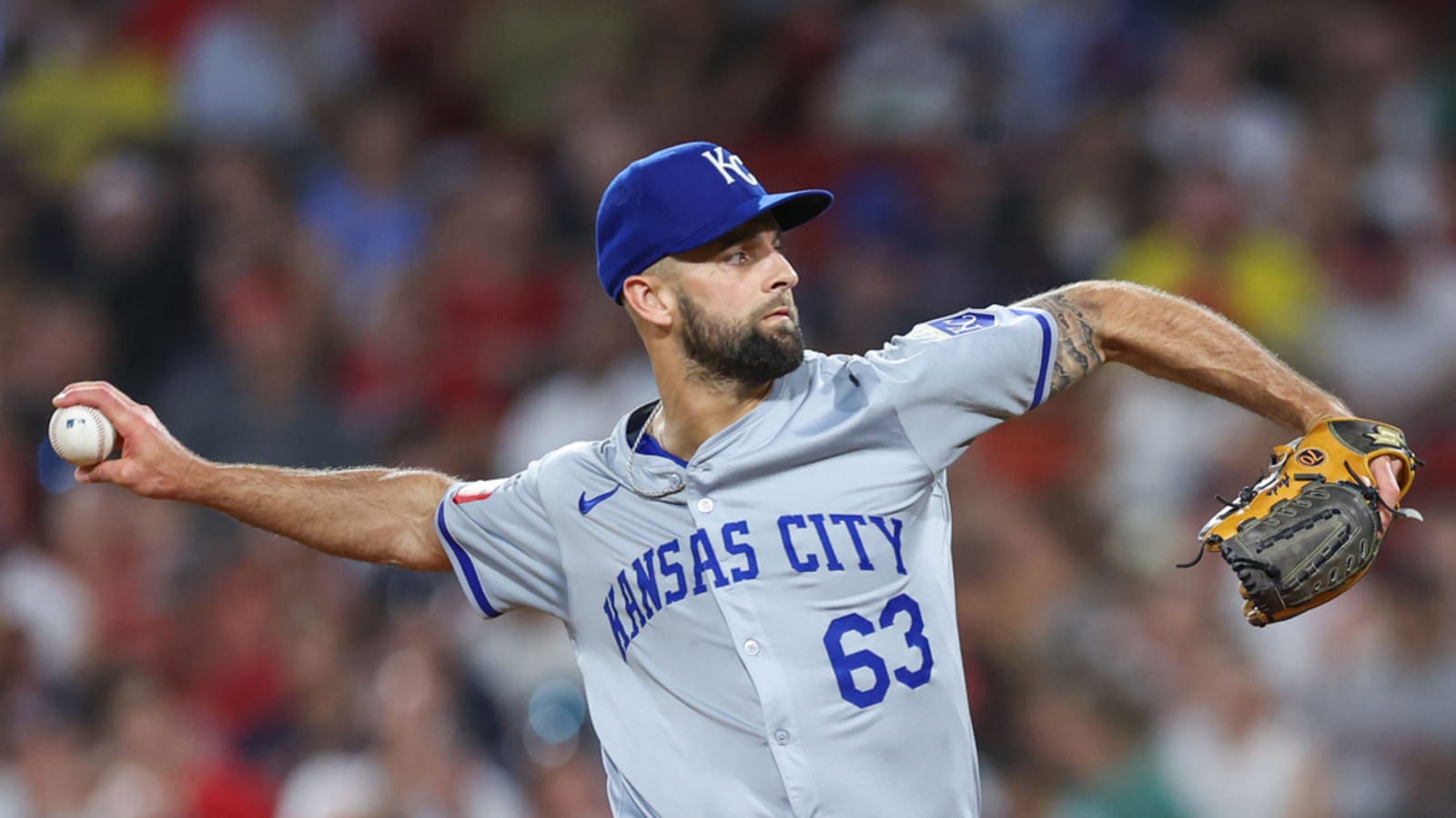 Veteran reliever to join AL East playoff team