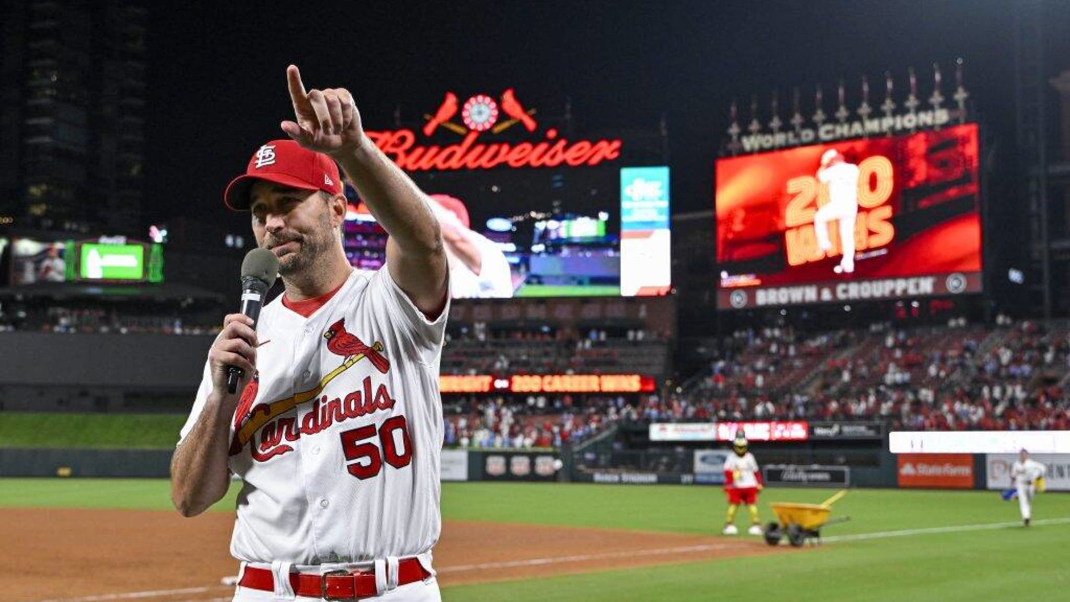 Adam Wainwright wins 200th to lead Cardinals to 1-0 victory over