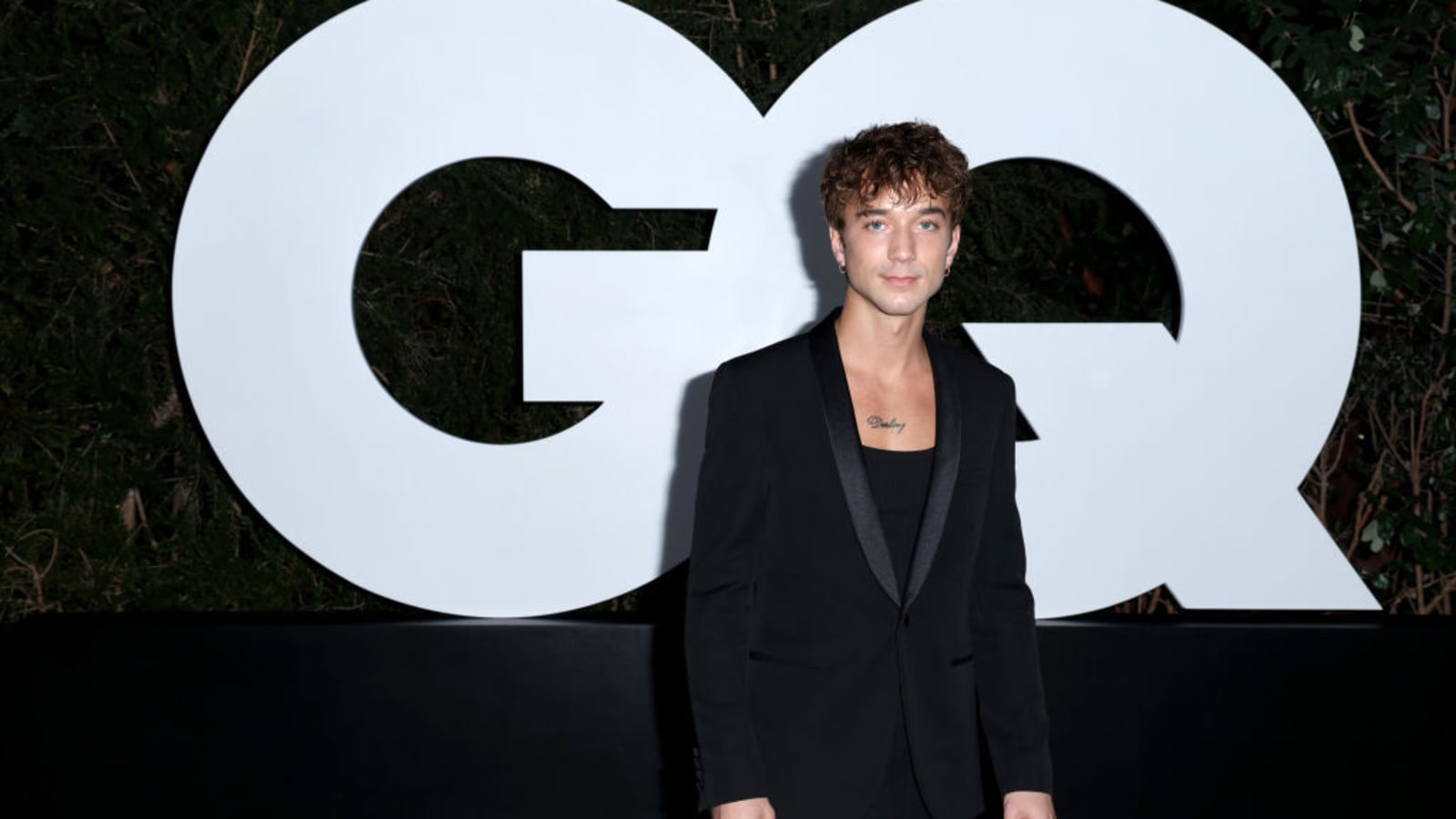 Daniel Seavey Performs &#39;Fallin&#39; for His Bandmates Following Group&#39;s Lawsuit