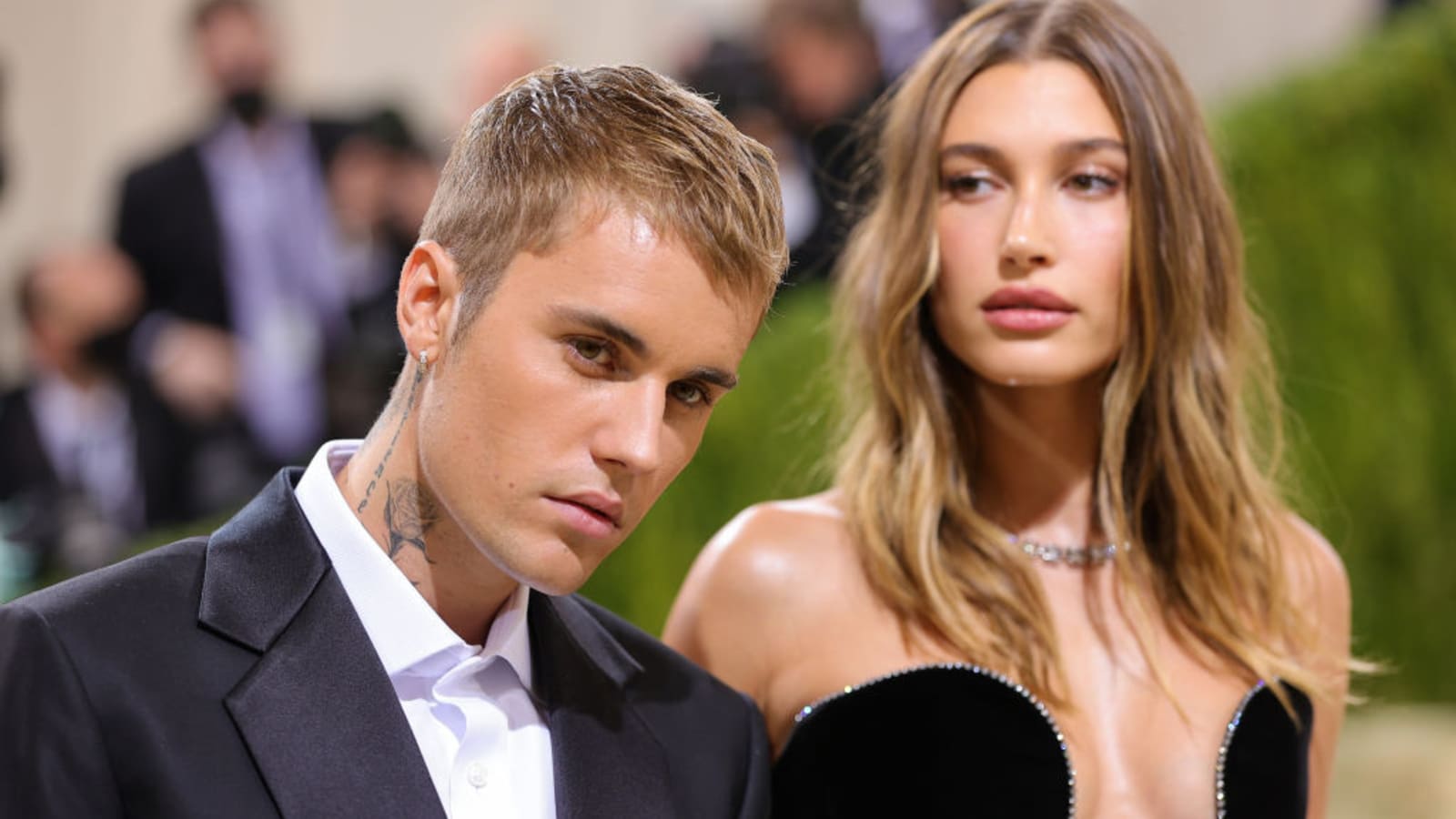 Justin Bieber&#39;s SKYLRK Debut Roasted Online As Fans Think He Raided Hailey&#39;s Closet