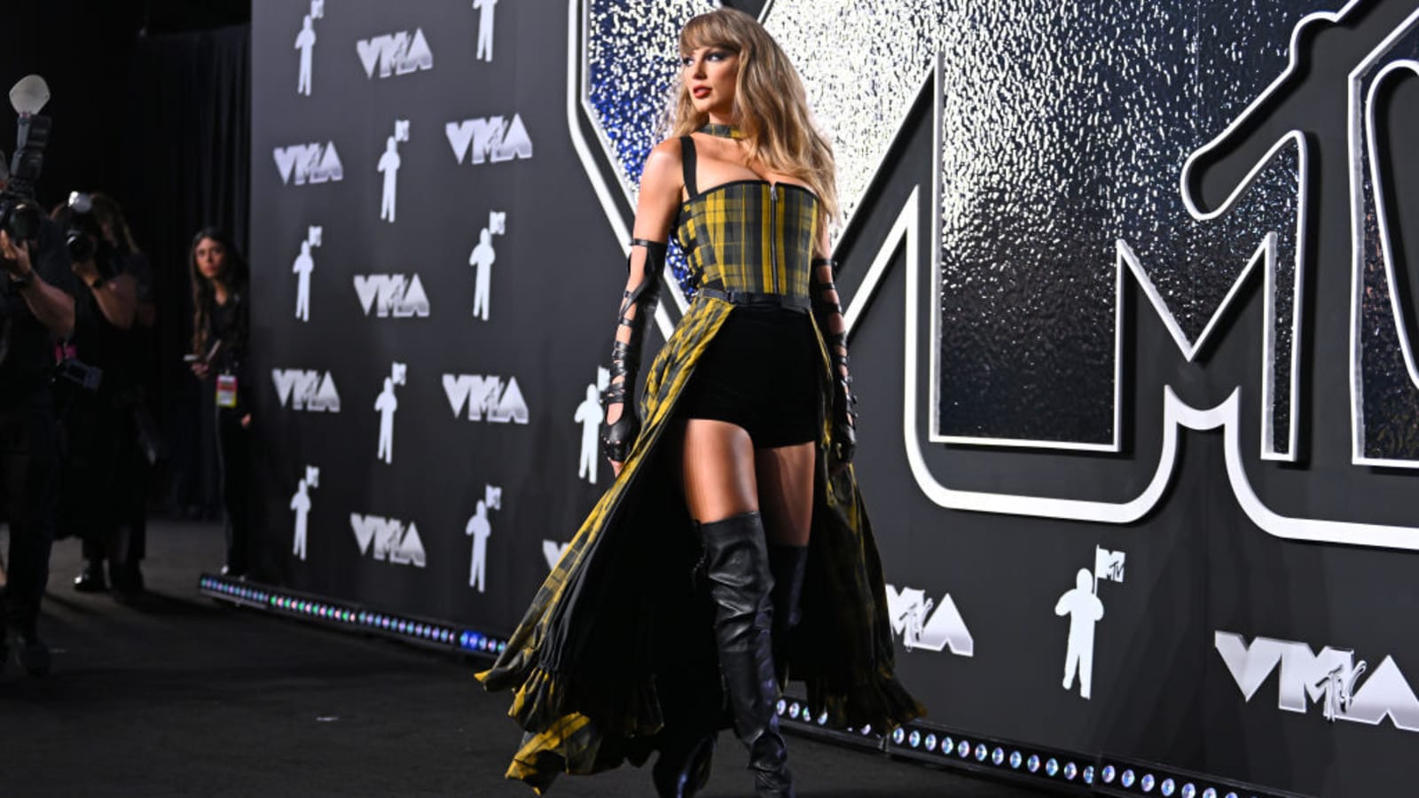 Taylor Swift&#39;s Look at VMAs 2024 Divides Fans: &#39;She Needs to Fire Her Stylist Asap&#39;