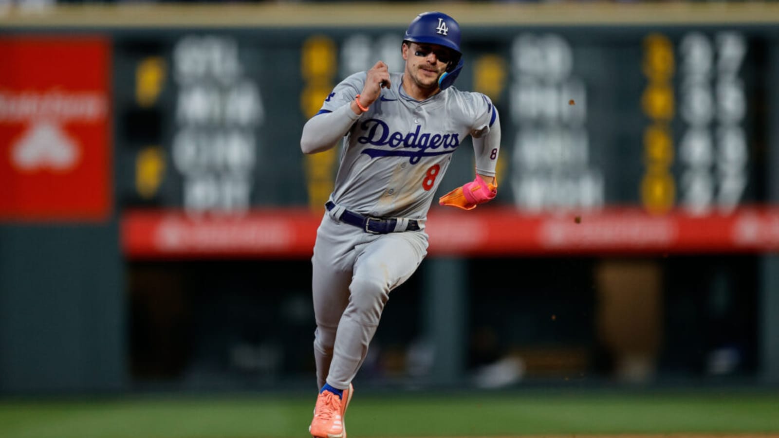 Dodgers Sign Super Utilityman Enrique Hernandez