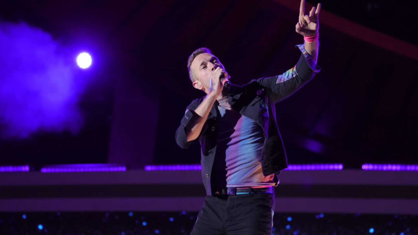 Chris Martin&#39;s Dad Proves He&#39;s Coldplay&#39;s No. 1 Fan By Recording Concert With His Flip Phone