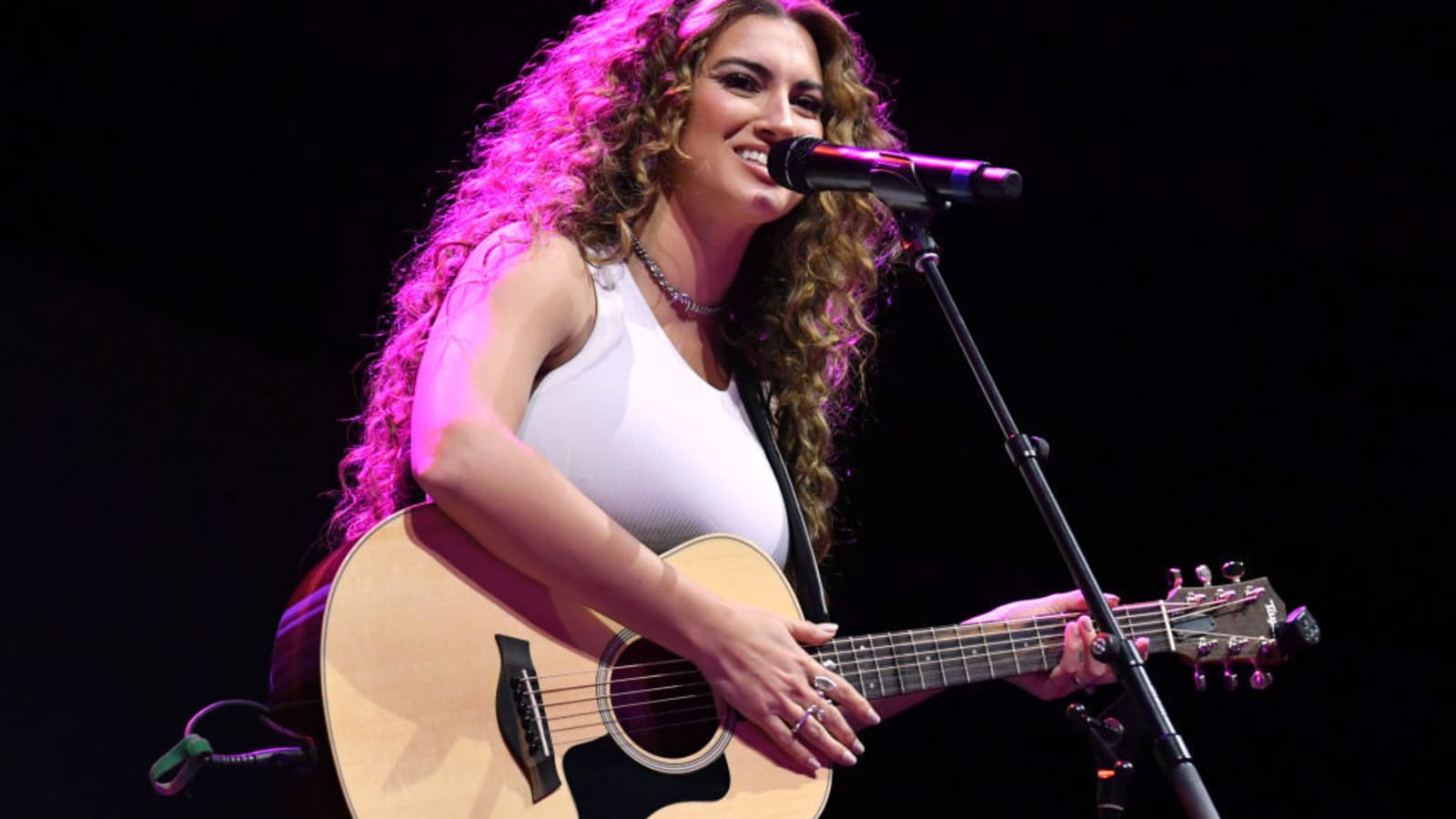 Watch Tori Kelly Effortlessly Nail Mariah Carey&#39;s &#39;Lead The Way&#39; Riff 