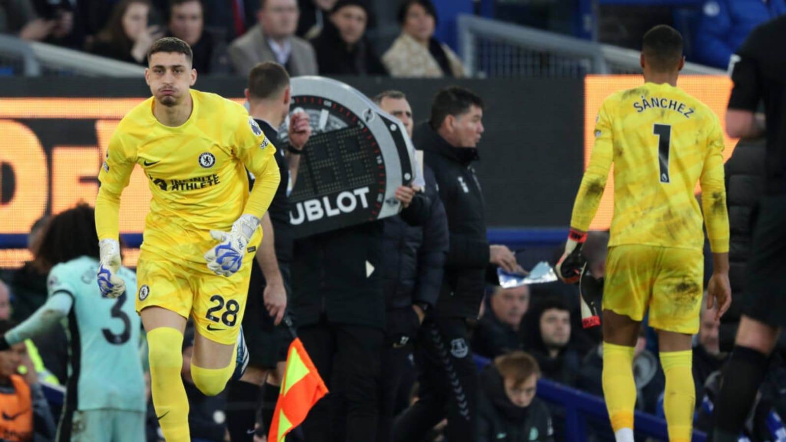 Chelsea Goalkeeper Dilemma: Robert Sanchez vs Rivals in Focus