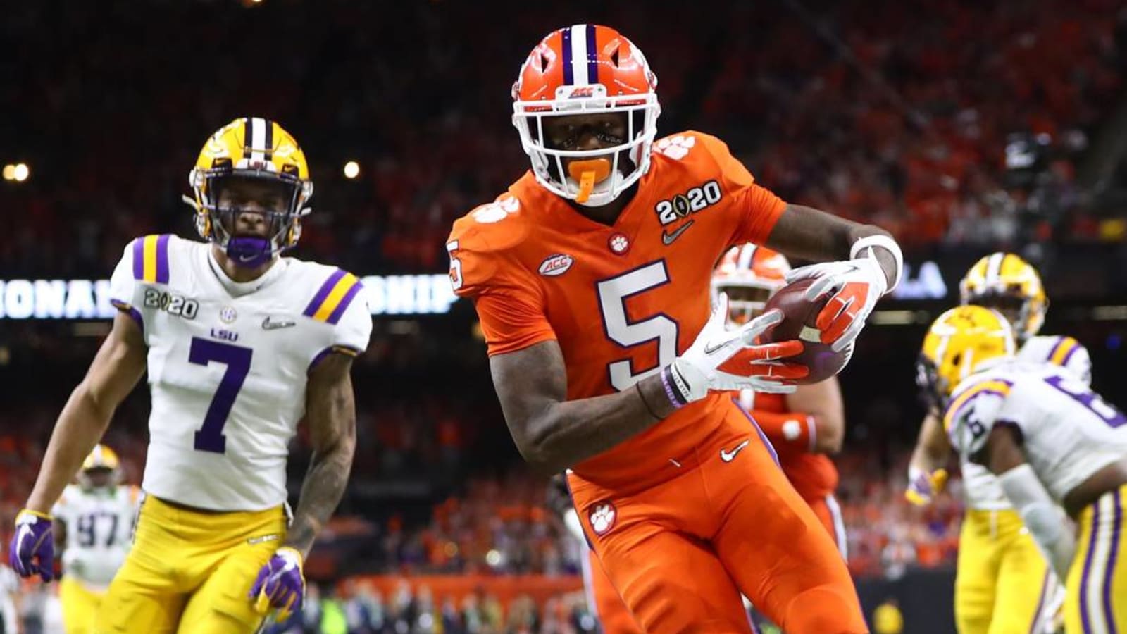 Watch: Tee Higgins plows through LSU defender on stunning 36-yard reverse touchdown