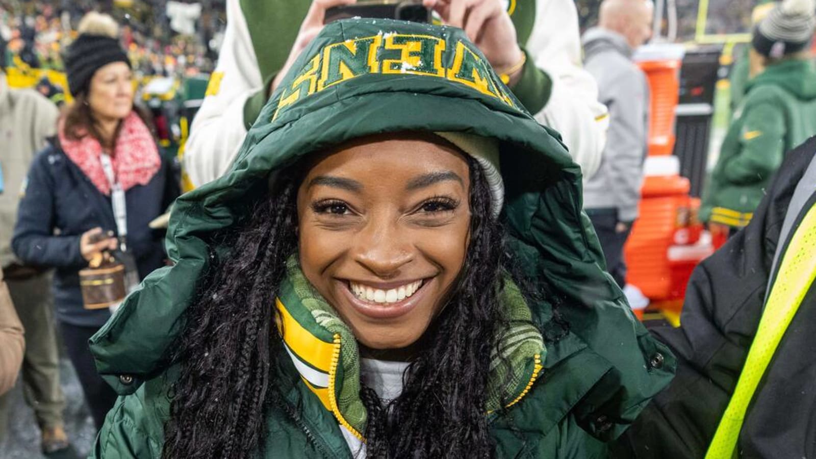 Simone Biles gets awesome surprise from Packers fan at Chiefs game