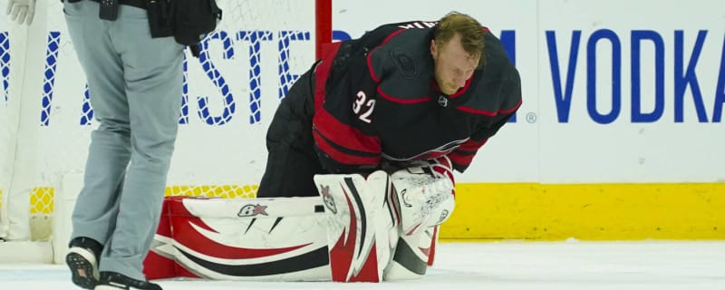 Antti Raanta leaves Game 2 vs. Bruins after collision