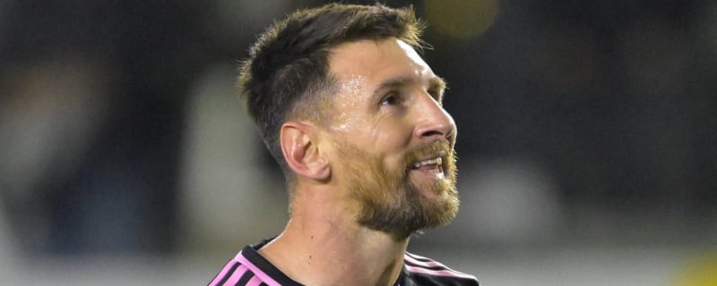 Watch: Lionel Messi uses savvy instinct to help goalie save PK 