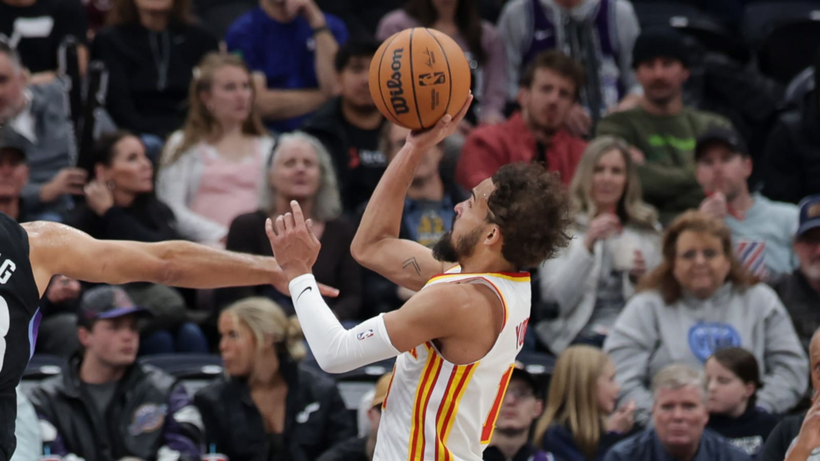 Hawks' Trae Young stuns Jazz with halfcourt game-winner