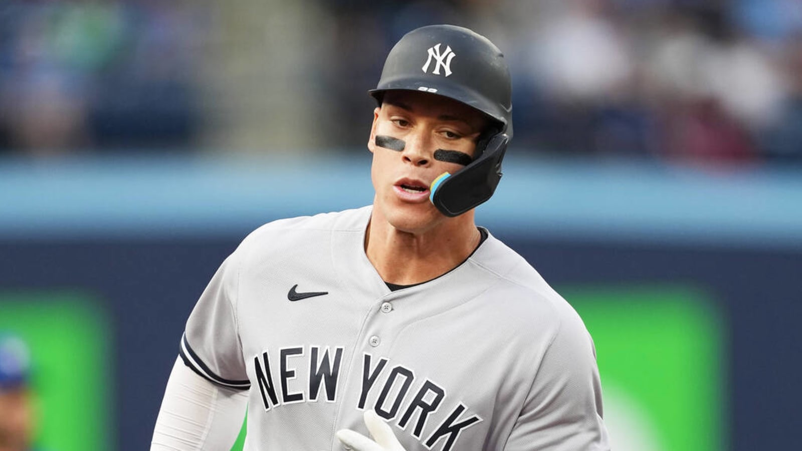 MLB reporters defend Aaron Judge over odd glances during at-bat