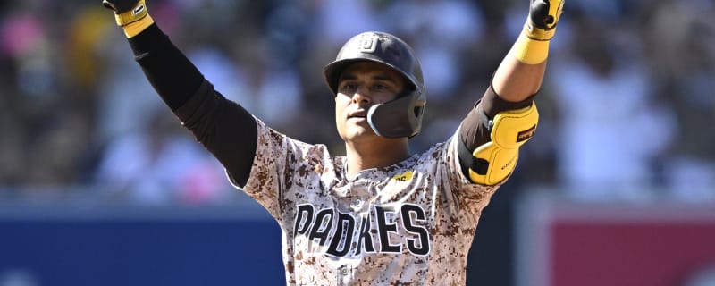 Mariners sign former Silver Slugger Award winner